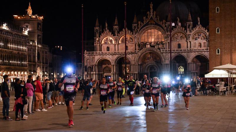Featured image of post The experience of running in Venice by night